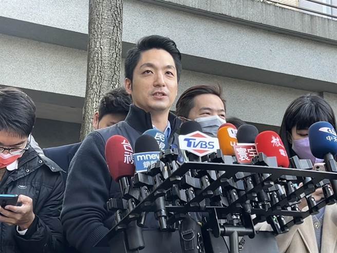 台北市长蒋万安今上午出席慰勉北一女访美乐仪队载誉归国活动，会后受访。（陈薏云摄）