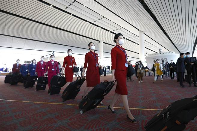 大陸國家移民管理局預計2023年春節假期全國口岸出入境人數日均將達到60萬人次，較去年同期增長約2倍。圖為北京大興機場。（中新社資料照片）