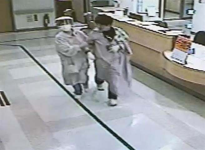 其他護理師趕緊攙扶遭打傷的韋姓護理師，林男則迅速逃離現場。（翻攝照片／林郁平台北傳真）