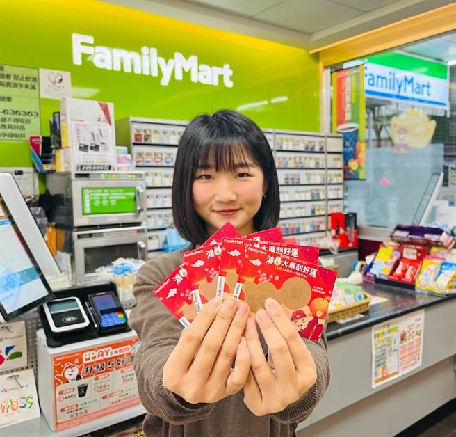 全家不只咖啡有好康，26日起至2月28日，只要在全家购买指定商品满200元，即赠「开工好运刮刮卡」。（全家提供）