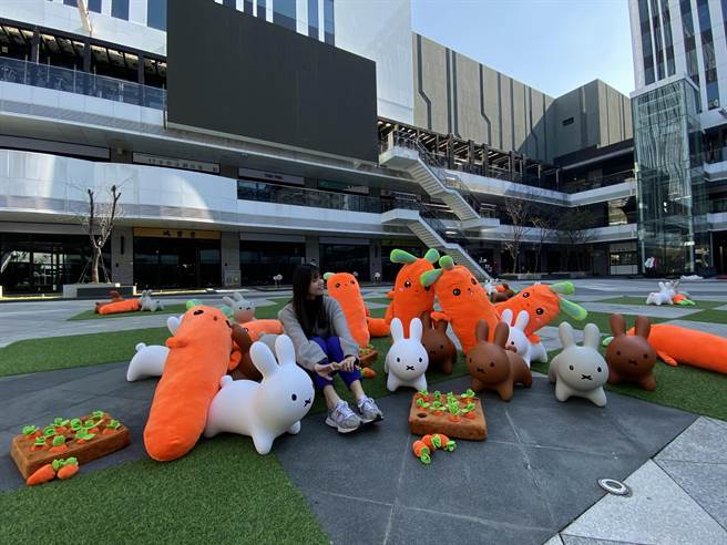 大里艺术广场新春期间打造了「兔飞萌进」创意装置展，以100只跳跳兔搭配100根绒布红萝卜，组合成可爱又吸睛的地景艺术展。（大里艺术广场提供／潘虹恩台中传真）