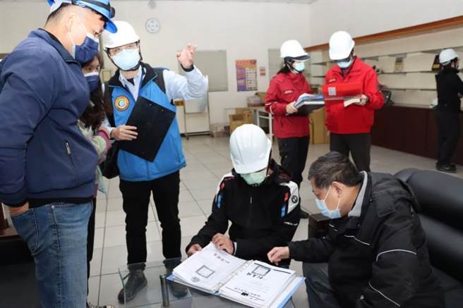 苗栗县政府联合稽查小组18日起针对县辖26家列管回收业者进行联合稽查。（苗栗县政府提供／谢明俊苗栗传真）