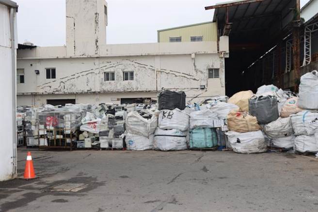 苗栗县政府联合稽查小组18日起针对县辖26家列管回收业者进行联合稽查。（苗栗县政府提供／谢明俊苗栗传真）