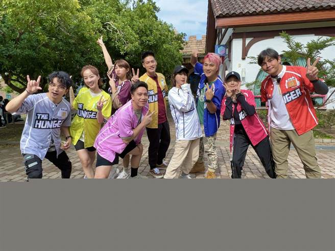 唐从圣（左起）、夏语心、曾智希、吴尊、许孟哲、峮峮、王仁甫、蔡黄汝、孙协志在《飢饿游戏》中玩游戏闯关。（中视提供）