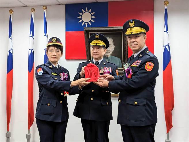 警政委员黄势清（图中）主持下，新任总队长林温柔（图右）接下基隆港警总队印信。图左为基隆港警总队副总队长施秀宜。（张志康摄）