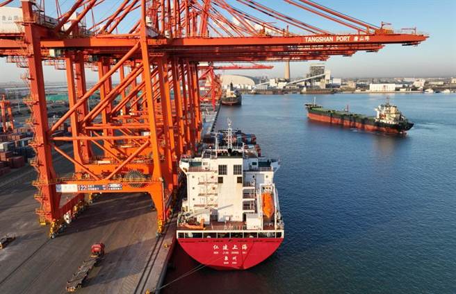 2022年美中两国贸易额有望创下记录，专家认为，这表明美中之间存在「选择性脱鉤」。图为大陆河北唐山港的货柜码头。（新华社资料照片）