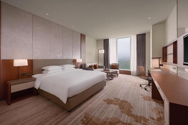 （台北六福万怡酒店「＋6元连住第二晚」，以6,000元入住豪华客房，加价6元即可再续住一晚。图／六福旅游集团提供）