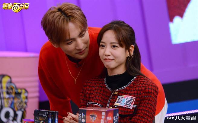 黄宏轩大方配合的亲吻荳荳脸颊。（八大提供） 