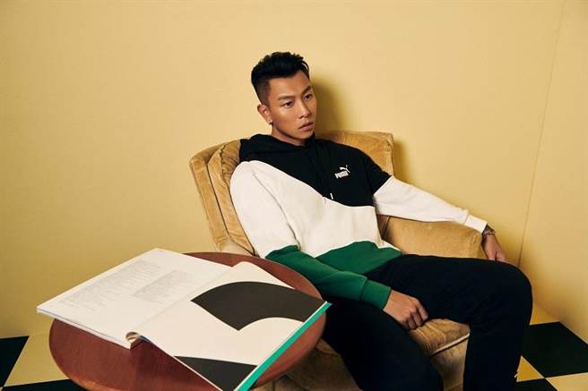 瘦子演绎PUMA新装，基本系列 ESS＋ 大 Logo 短袖 T 恤880元、Puma Power 长裤1980元、Trinity  2780元。（PUMA提供）