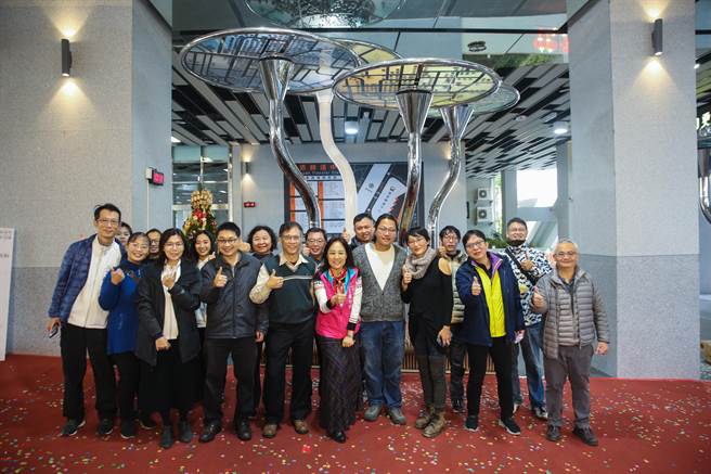 丰原转运中心公共艺术「运转城市」，今天上午举行揭幕仪式。（台中市政府提供）