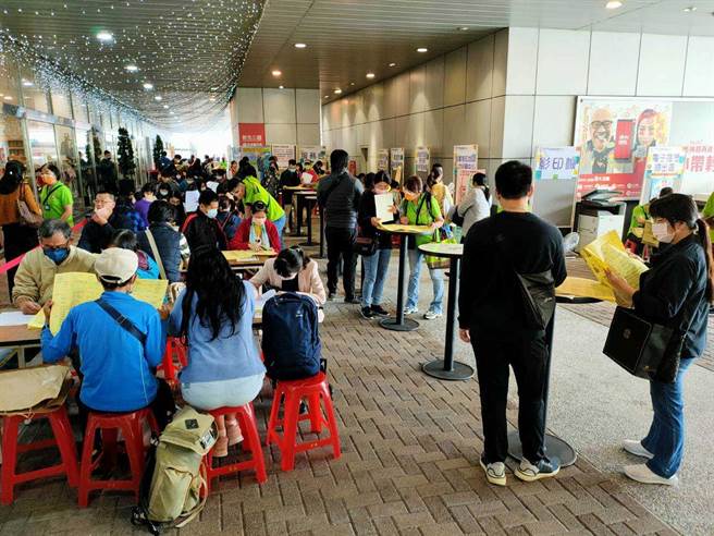 劳工局办理各项徵才活动。（翻摄照片／高雄洪靖宜传真）