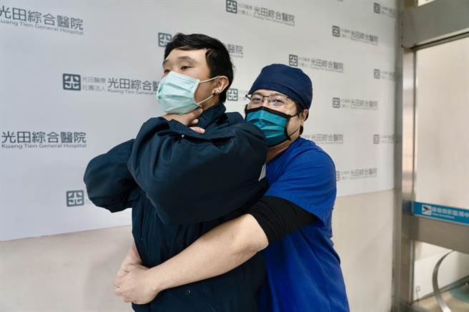 光田医院医师林技政，示范饮食若不慎卡住应立即採取急救。（光田医院提供）
