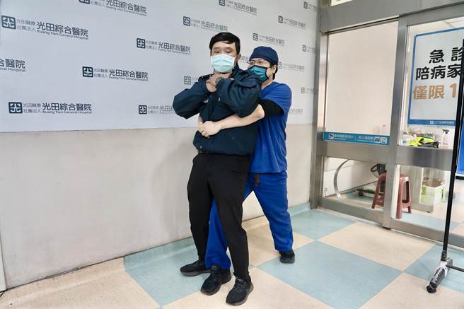 光田医院急诊部主任林技政，示范哈姆立克急救法。（光田医院提供）
