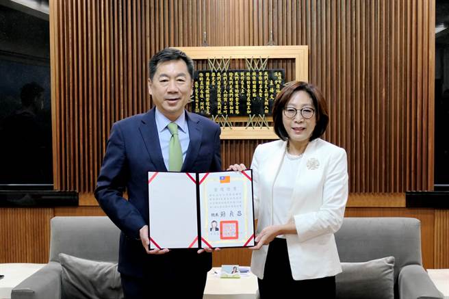 内政部次长陈宗彦19日特地南下高雄市议会，亲自颁发正副议长当选证书给新任议长康裕成、副议长曾俊杰。（高市议会提供／洪浩轩高雄传真）