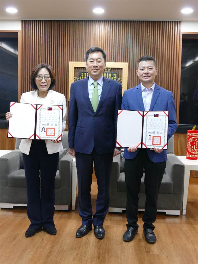 内政部次长陈宗彦19日特地南下高雄市议会，亲自颁发正副议长当选证书给新任议长康裕成、副议长曾俊杰。（高市议会提供／洪浩轩高雄传真）