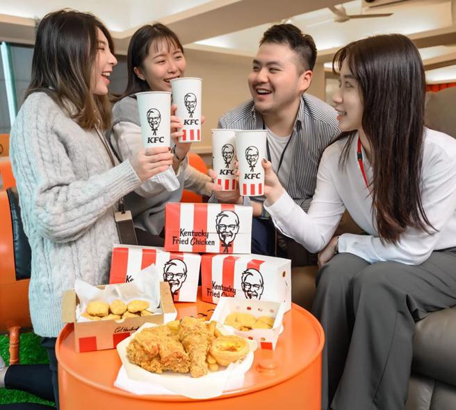 （肯德基1月30日起天天推出「上班族开揪」办公室多人团购优惠，揪团满额就送吮指嫩鸡XL超豪肯餐、 上校鸡块分享盒(20入)、人气8块上校鸡块。图／肯德基提供）