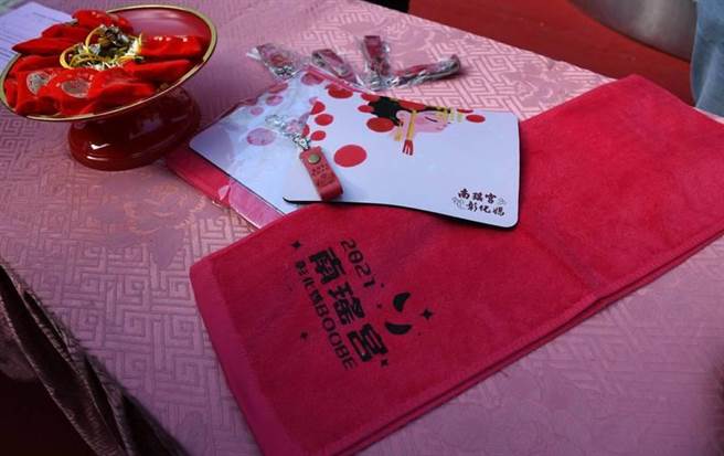 只要报名的民眾都会赠送妈祖毛巾、限量滑鼠垫、妈祖钥匙圈、完赛奖牌等。(彰化市公所提供／吴建辉彰化传真)