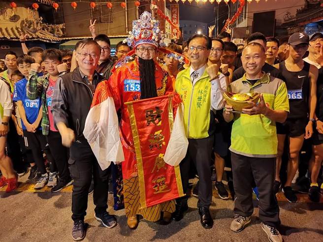 每年路跑活动都会有民眾盛装打扮，因此今年公所特别新增最佳造型奖。(本报资料照片)