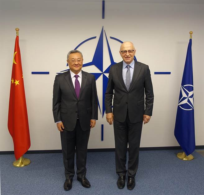 大陆驻欧盟大使傅聪要国人放心，并表示微笑不意味着对北约示弱。图为10日傅聪会见北约副秘书长杰瓦纳。（中国驻欧盟使团网站）