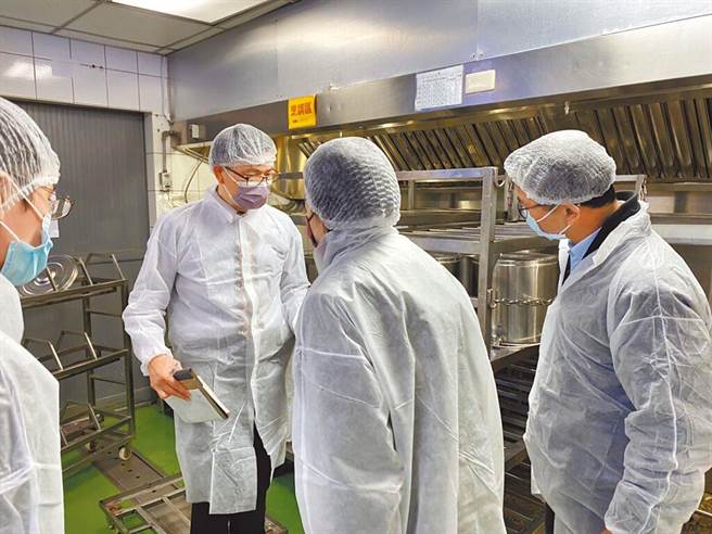 台北市力行国小爆出团膳业者把馊水汤提供给学童，北市卫生局依《食品安全卫生管理法》裁罚午餐供应业者。（北市教育局提供）