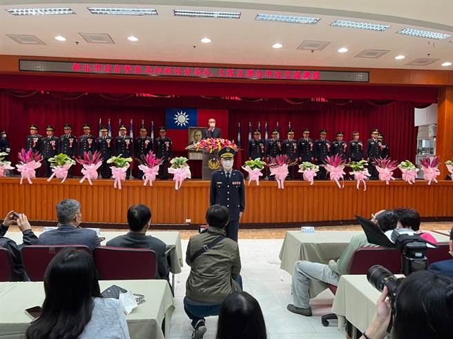 新北市警察局今举行卸新任分局长、大队长联合布达交接典礼，由副市长谢政达主持。（王扬杰摄）