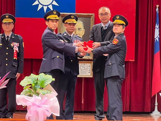 新北市警察局今举行卸新任分局长、大队长联合布达交接典礼，由副市长谢政达主持。（王扬杰摄）