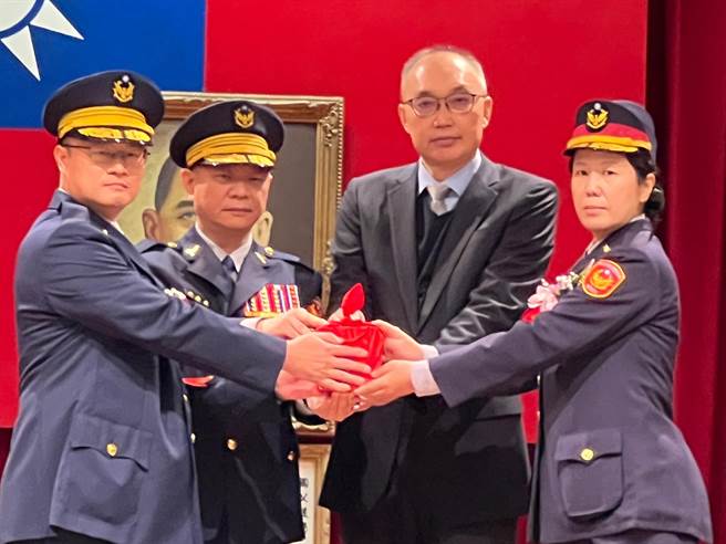新北市警察局今举行卸新任分局长、大队长联合布达交接典礼，由副市长谢政达主持。（王扬杰摄）