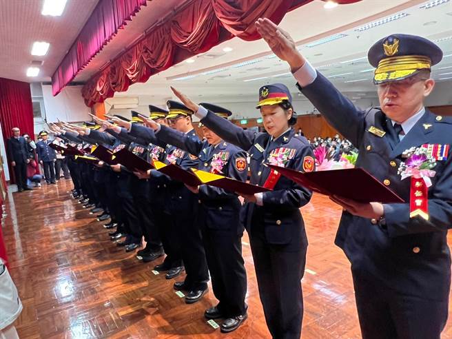 新北市警察局今举行卸新任分局长、大队长联合布达交接典礼，由副市长谢政达主持。（王扬杰摄）
