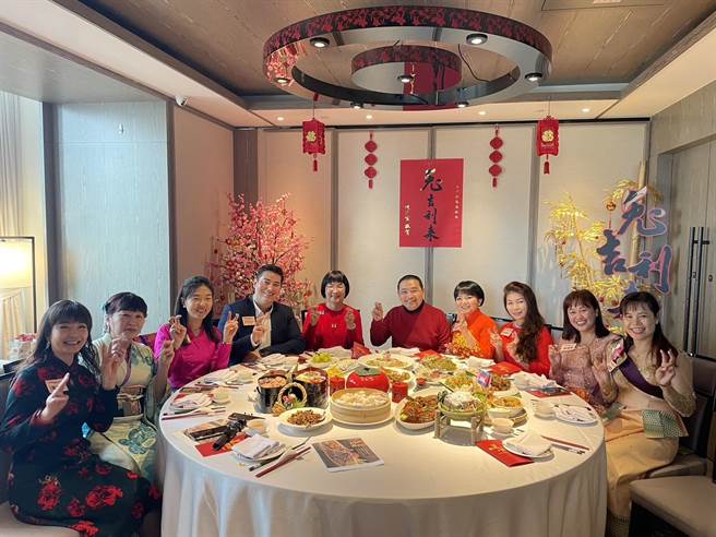 明日就是小年夜，新北市长侯友宜今与各国新住民提前围炉，侯友宜端出嘉义家乡口味的萝卜糕，看着桌上各国美食，有控肉、苦瓜镶肉等菜色，侯友宜也回想起小时候在外婆家过年场景，他强调，希望大家能团结共好，不分你我、族群或党派，放下去年的点滴和对立衝突。（蔡雯如摄）