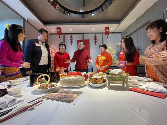 明日就是小年夜，新北市长侯友宜今与各国新住民提前围炉，侯友宜端出嘉义家乡口味的萝卜糕，看着桌上各国美食，有控肉、苦瓜镶肉等菜色，侯友宜也回想起小时候在外婆家过年场景，他强调，希望大家能团结共好，不分你我、族群或党派，放下去年的点滴和对立衝突。（蔡雯如摄）