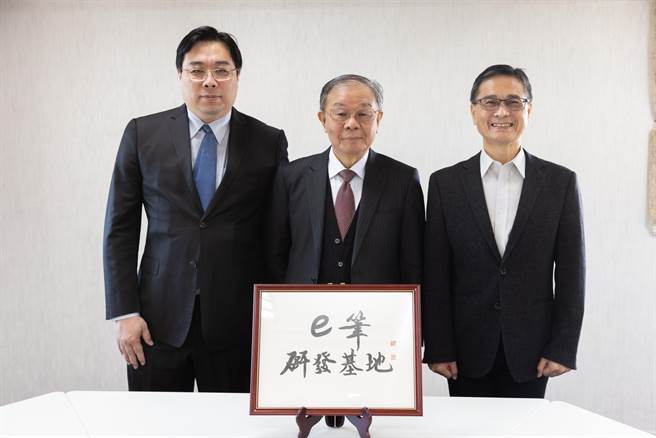 书法大师张炳煌(中)结合淡江大学「数位e笔」软体与全球视讯与教育科技解决方案领导品牌ViewSonic的手写液晶显示器，将完整的软硬体手写触控方案导入于淡江大学数位书法课程中。(主办单位提供)