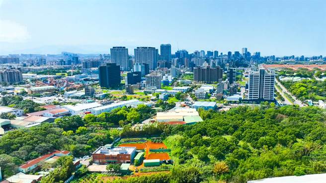 随着疫情解封，国人返国重新恢復户籍，新北市在1月16日人口再度突破400万大关，稳居全国人口最多城市。（民政局提供）