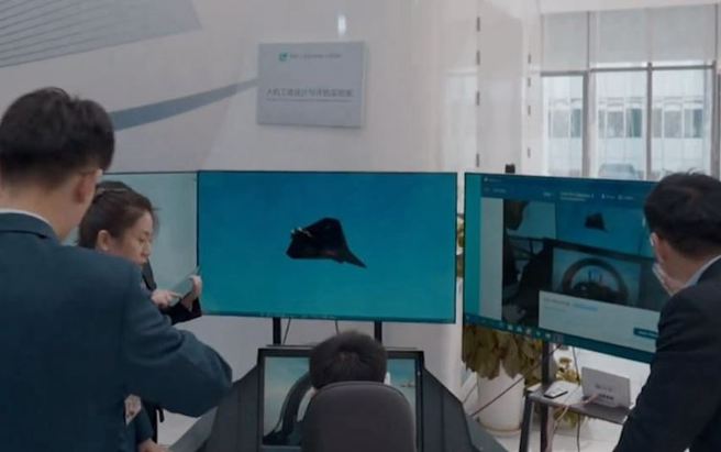 中方社群网上疯传的照片显示，解放军似乎在研制一款无尾新型隐形战机。（微博）