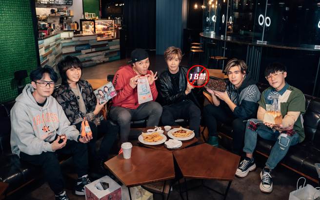 八三夭在过年前玩交换礼物的游戏。（KKLIVE提供）