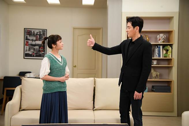 陈冠霖很照顾台语不轮转的黄姵嘉。（三立提供）