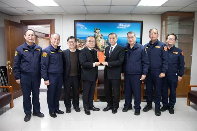 交通部次长陈彦伯发给新北警35万元加菜金。（警方提供）