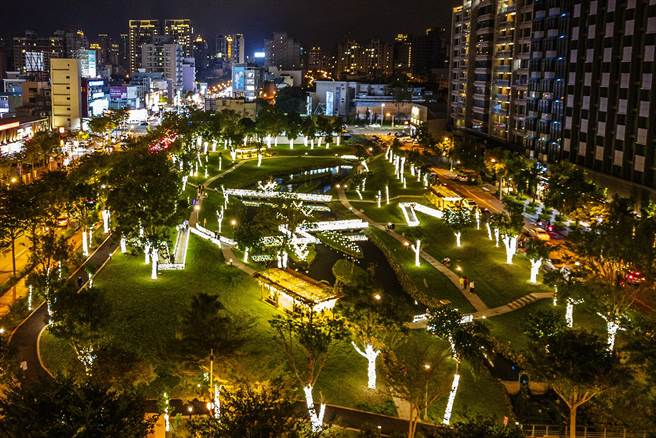 竹北市东兴圳光艺节展期延到31日，方便返乡民眾和游客欣赏。（罗浚滨摄）