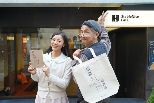 丁噹王柏森手作托特包。（相信音乐提供）