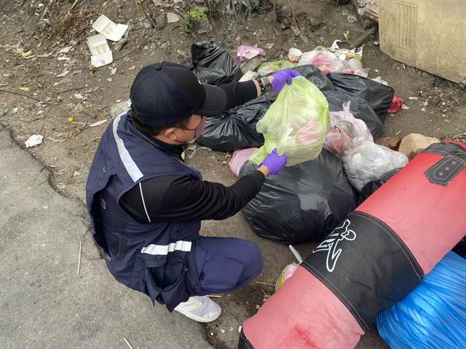 环保局人员进行环保陈情案件稽查。（环保局提供／张亦惠台中传真）