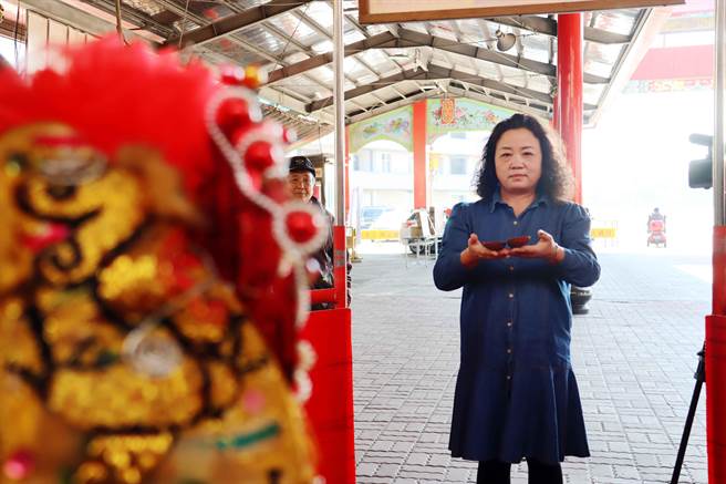 停辦2年後，嘉義縣東石鄉港口宮今年農曆過年期間擴大復辦擲筊搏汽車、金媽祖活動。（呂妍庭攝）