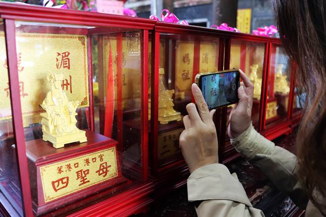 金媽祖共有5尊，大年初一到初五每天由擲出最多聖筊民眾迎回金媽祖。（呂妍庭攝）