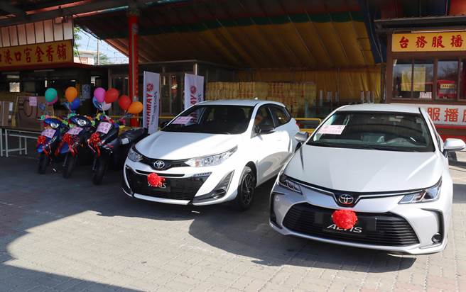 嘉義縣東石鄉港口宮今年農曆過年期間擴大復辦擲筊搏汽車、金媽祖活動，獎項金額要價百萬餘元。（呂妍庭攝）