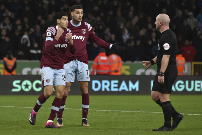 西汉姆联球员与裁判争论。（美联社资料照）