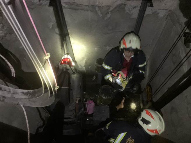 桃園市桃園區建明街1間社區大樓今天早上77歲游姓女子疑似在地下室騎乘機車外出時，油門用力過猛，竟撞向電梯，將電梯門撞開，連人帶車掉到電梯井內。（翻攝照片）