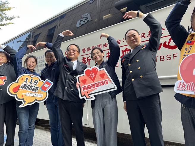 新竹市消防局、新竹市義消總隊與新竹捐血中心消防節攜手辦捐血活動，新竹市長高虹安也到場參與，慰勉消防弟兄。（王惠慧攝）