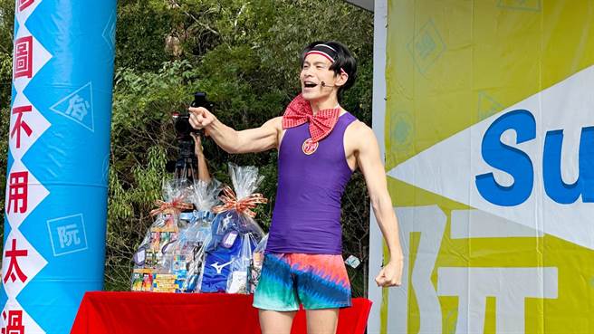 姚淳耀变身「Teacher耀」，出道以来「耻」度最大表演。（公视提供）