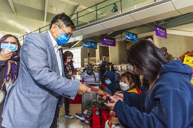 县长杨文科视察高铁新竹站交通疏运，在店内发送「皮皮狮」 红包袋给民眾。（罗浚滨摄）