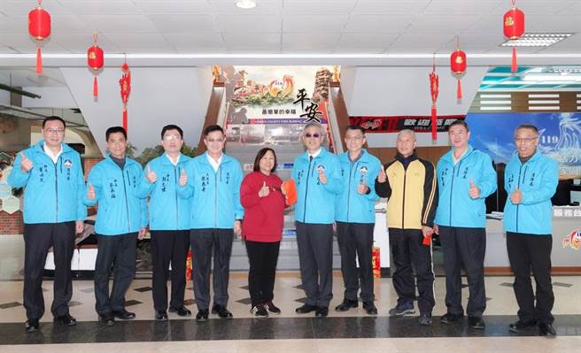 金门体育会理事长唐丽辉(左5)前往消防局慰问及致赠春节加菜金，局长吕英华(右5)率同仁代表受赠。(图／金门县消防局提供)