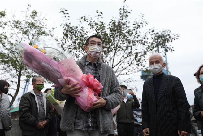 基隆市長謝國樑19日上午出席太平輪海難74週年追思活動，並獻花給罹難者。（基隆市政府提供／張志康基隆傳真）