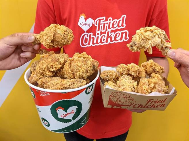 拿坡里炸鸡专卖店「兔给乐鸡腿桶」等于买10支鸡腿送10支鸡翅，下杀65折只要619元。（拿坡里提供）